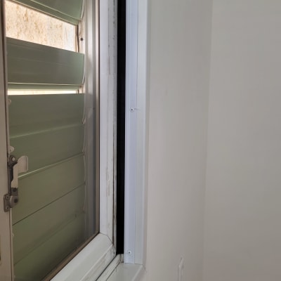 חלון עם תריסים מותקנים על קיר פנימי