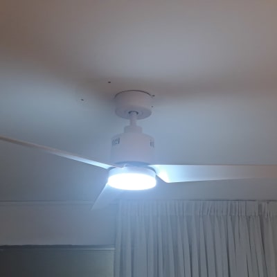 מאוורר תקרה עם תאורה דולקת