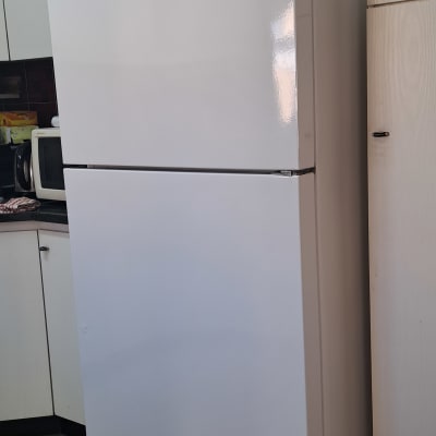 מקרר לבן במטבח עם ארונות לבנים