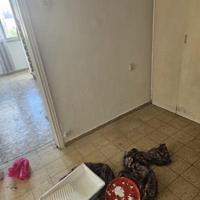 מגש צבע לבן, מברשת, מכסה אדום עם כתמי צבע