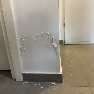 קיר עם טיח מתקלף ונזקי רטיבות