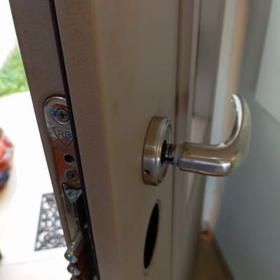 מנעול דלת פתוח עם ידית מתכת