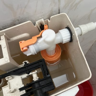 מנגנון מצוף פלסטיק בתוך מיכל הדחה לשירותים