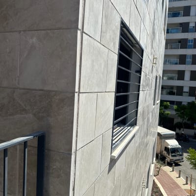 קיר בניין עם חלון מסורג