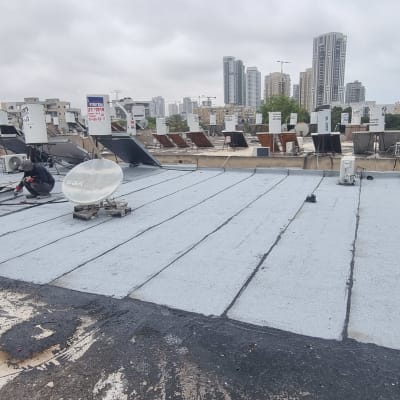 עבודת איטום גג עם יריעות ביטומניות ואיש מקצוע