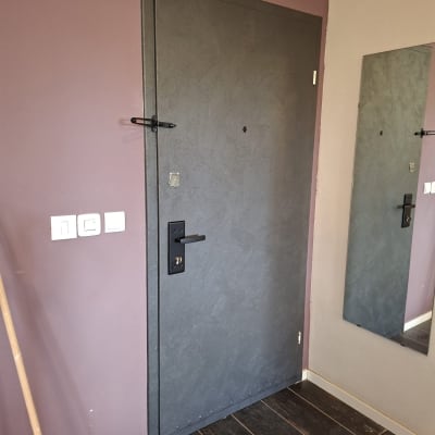 דלת מצופה בצבע אפור עם ידית שחורה