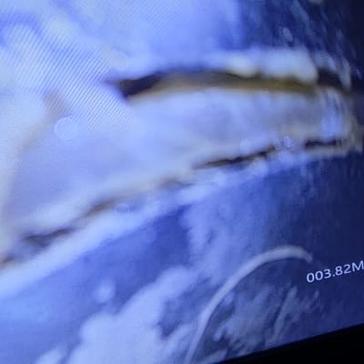 תצוגת מסך של מצלמה עם סדק בצינור