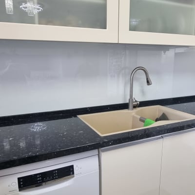 מטבח עם כיור וברז, ארונות זכוכית לבנים