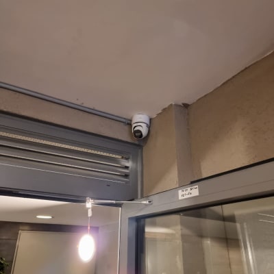 מצלמת אבטחה מותקנת בפינת תקרה ליד דלת