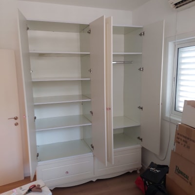 ארון פתוח עם מדפים, מקדחה וכלי עבודה על קופסה