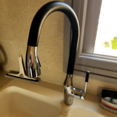 ברז מטבח עם ידית שחורה וכיור כפול