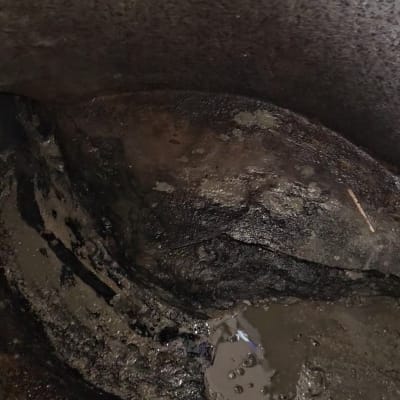 תמונה של צינור עם לכלוך ומים