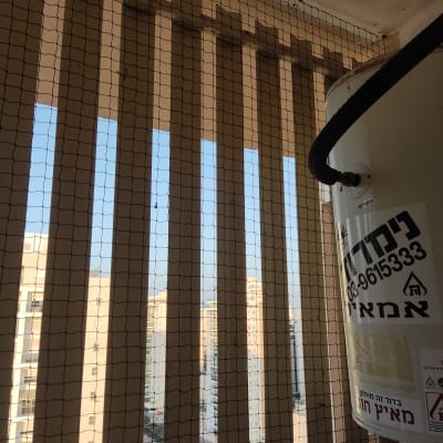 רשת למניעת כניסת יונים במרפסת