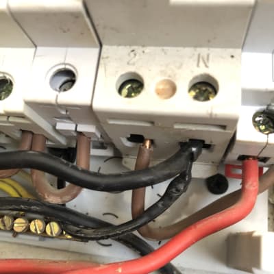 חוטי חשמל צבעוניים מחוברים למפסק חשמלי