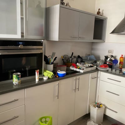 מטבח עם כלים על השיש, כיור מלא כלים, מוצרי ניקוי