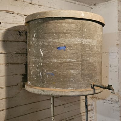 מיכל מים על גג עם ברז מתכת