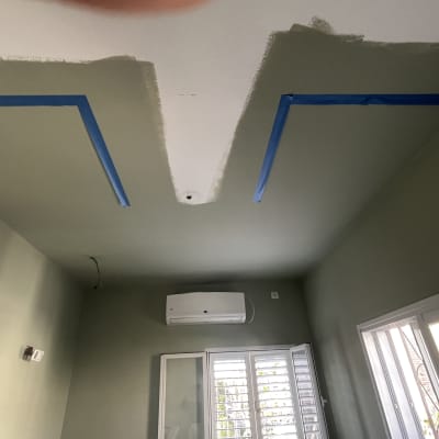 תקרה צבועה עם סרטי סימון כחולים