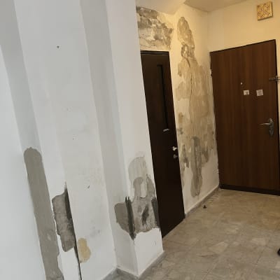 קירות עם תיקוני טיח וצביעה חלקית