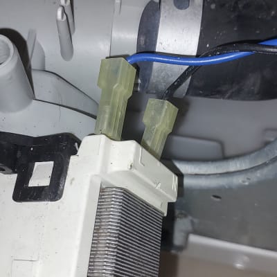 חיבורים חשמליים עם חוטים כחולים ומחברים פלסטיים