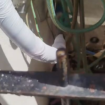 צינורות ירוקים עם יד בכפפה לבנה