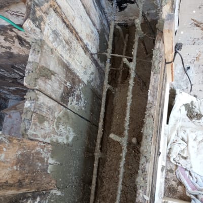 חומר איטום על קורות עץ וברזלים