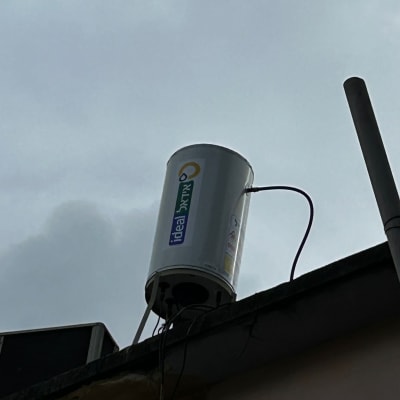 דוד שמש על גג עם צינורות מחוברים