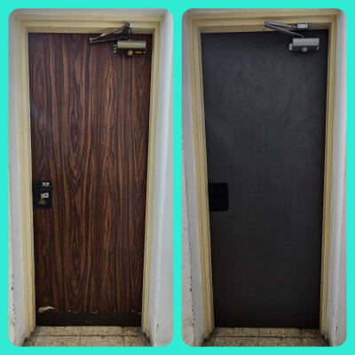 שתי דלתות עם ציפוי שונה, לפני ואחרי ציפוי.