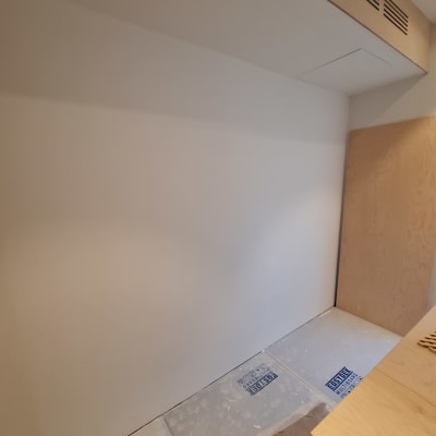 קיר צבוע עם כיסוי רצפה להגנה