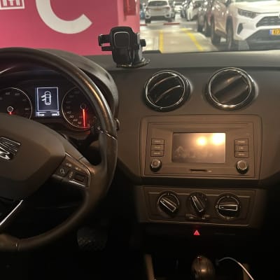 תמונה של פנים רכב עם הגה ולוח מחוונים