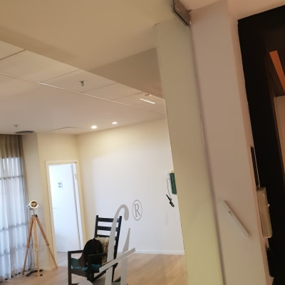 קיר צבוע בצבע בהיר עם פינה לא גמורה