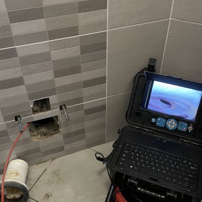 מכשיר צילום צנרת עם מסך ומצלמה אדומה