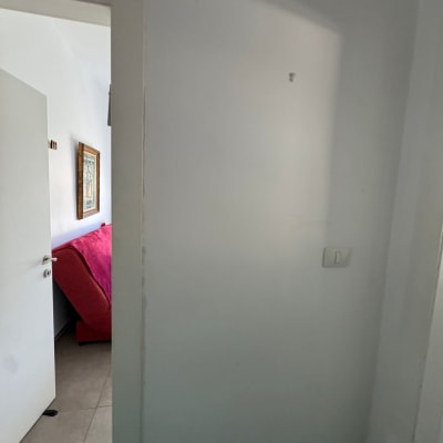 קיר עם סדק ותמונה על הקיר