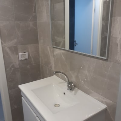 כיור לבן עם ברז בחדר אמבטיה