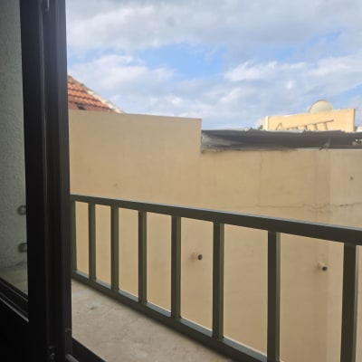 מעקה ממתכת וסורגים ישרים מותקנים בפתח חלון