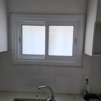 חלון אלומיניום מעל כיור במטבח