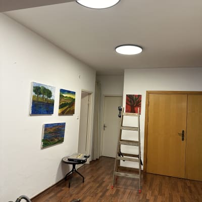 סולם, שואב אבק וכלי עבודה על שולחן