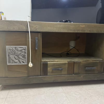 ארון עץ עם טלוויזיה וכבלים חשמליים