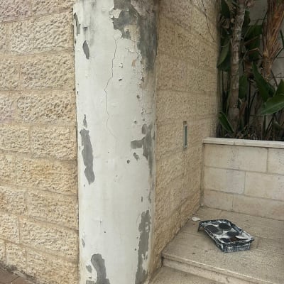 עמוד עם צבע מתקלף ומגש צבע על מדרגות