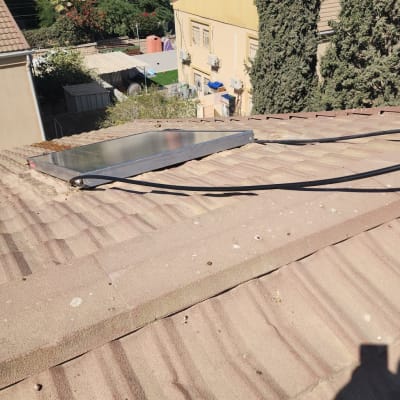 פאנל סולארי מותקן על גג רעפים