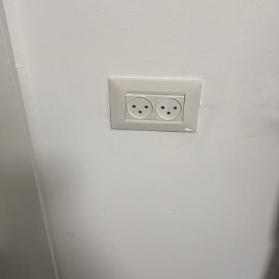 שקע חשמל כפול על קיר לבן