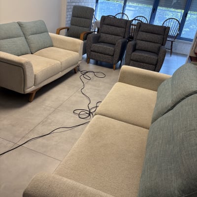 ספות וכורסאות בחדר עם חלונות גדולים