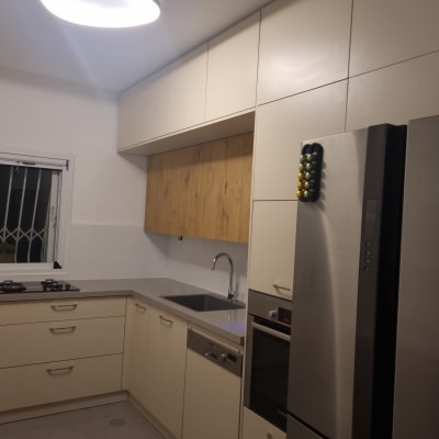 מטבח מודרני עם מקרר, תנור וכיריים