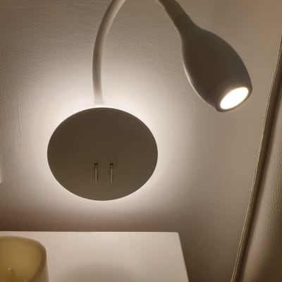 מנורת קיר עם זרוע גמישה ותאורה רכה