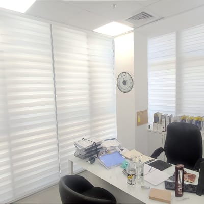 וילונות לבנים חצי שקופים במשרד מואר