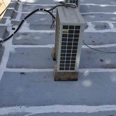 איטום גג עם חומר לבן סביב יחידות מיזוג אוויר