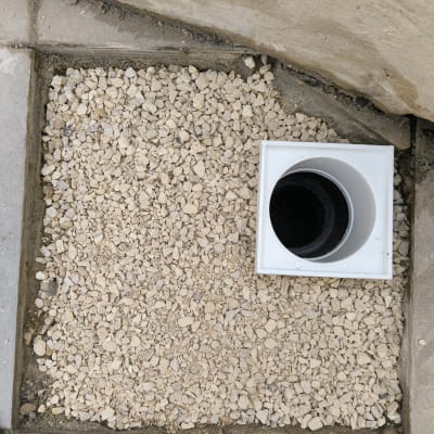 תמונה של חצץ וצינור בתחום האיטום