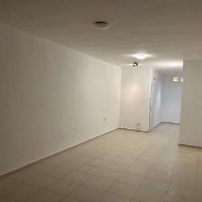 קירות לבנים צבועים בחדר ריק עם תאורה