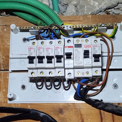 לוח חשמל עם מפסקים וחוטי חשמל
