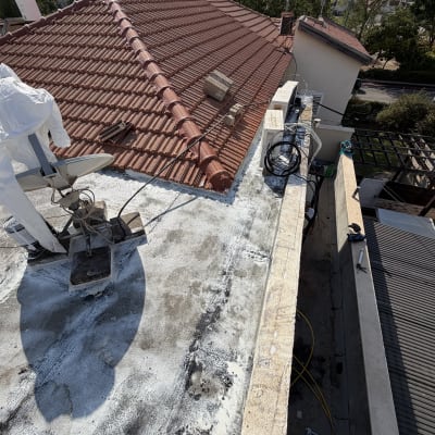 איטום והלבנת גג שטוח בבית פרטי לצד גג רעפים