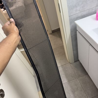פילטר אוויר מוחזק ביד בחדר אמבטיה